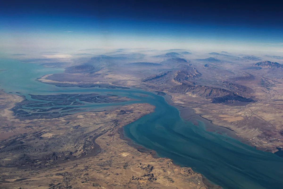 U.S. Sends Military Refueling Aircraft Toward Strait of Hormuz as Tensions with Iran Escalate