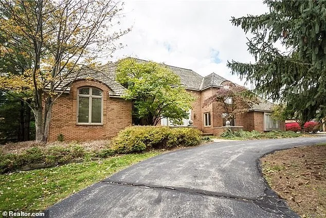 Aretha Franklin's Shocking Revelations: Costume Designer Exposes Racist Slur and 'Filthy Hovel' in Memoir